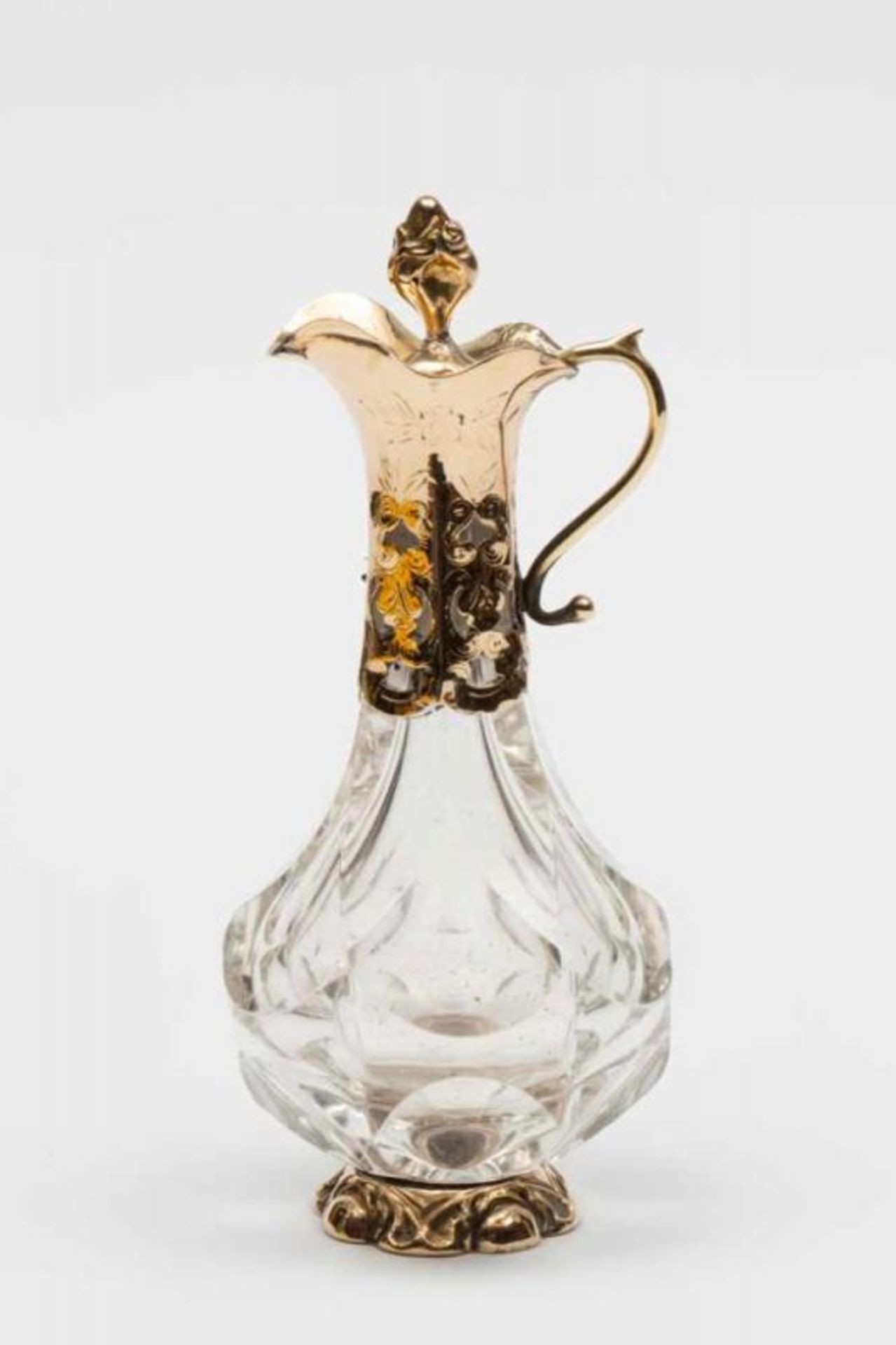 Kristallen parfumflacon, 19e eeuw,met 14krt. gouden opengewerkt montuur, in de vorm van een kan. (