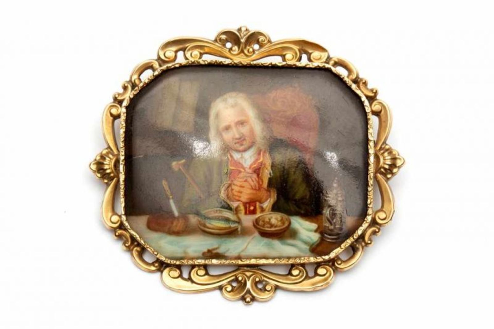 Gouden broche, 19e eeuw,in het midden een plaquette met beschildering van een man aan tafel. Montuur