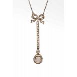 Platina en gouden hanger aan fijn jasseron collier, ca. 1900,Hanger bestaande uit een roosdiamant,