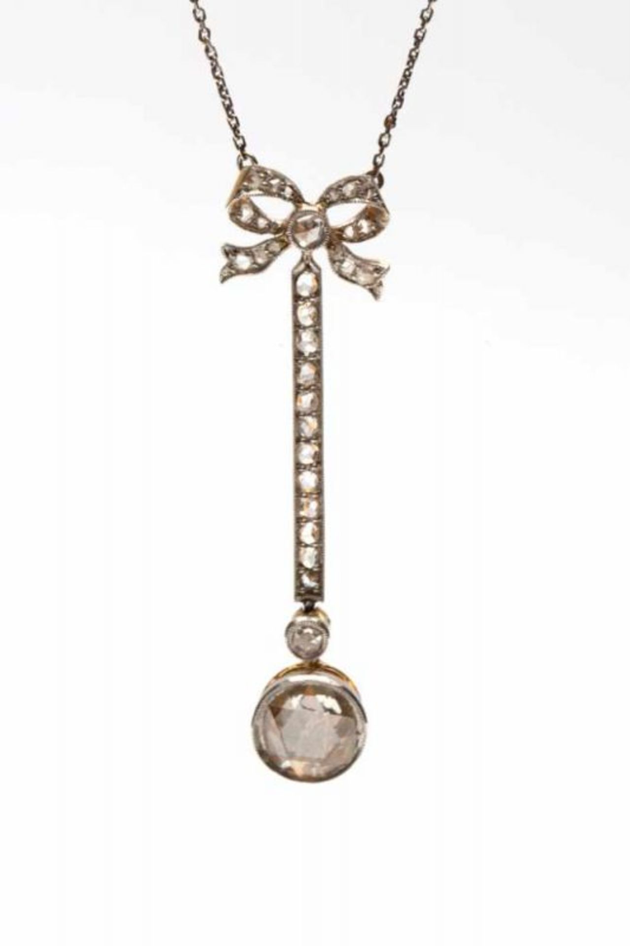 Platina en gouden hanger aan fijn jasseron collier, ca. 1900,Hanger bestaande uit een roosdiamant,