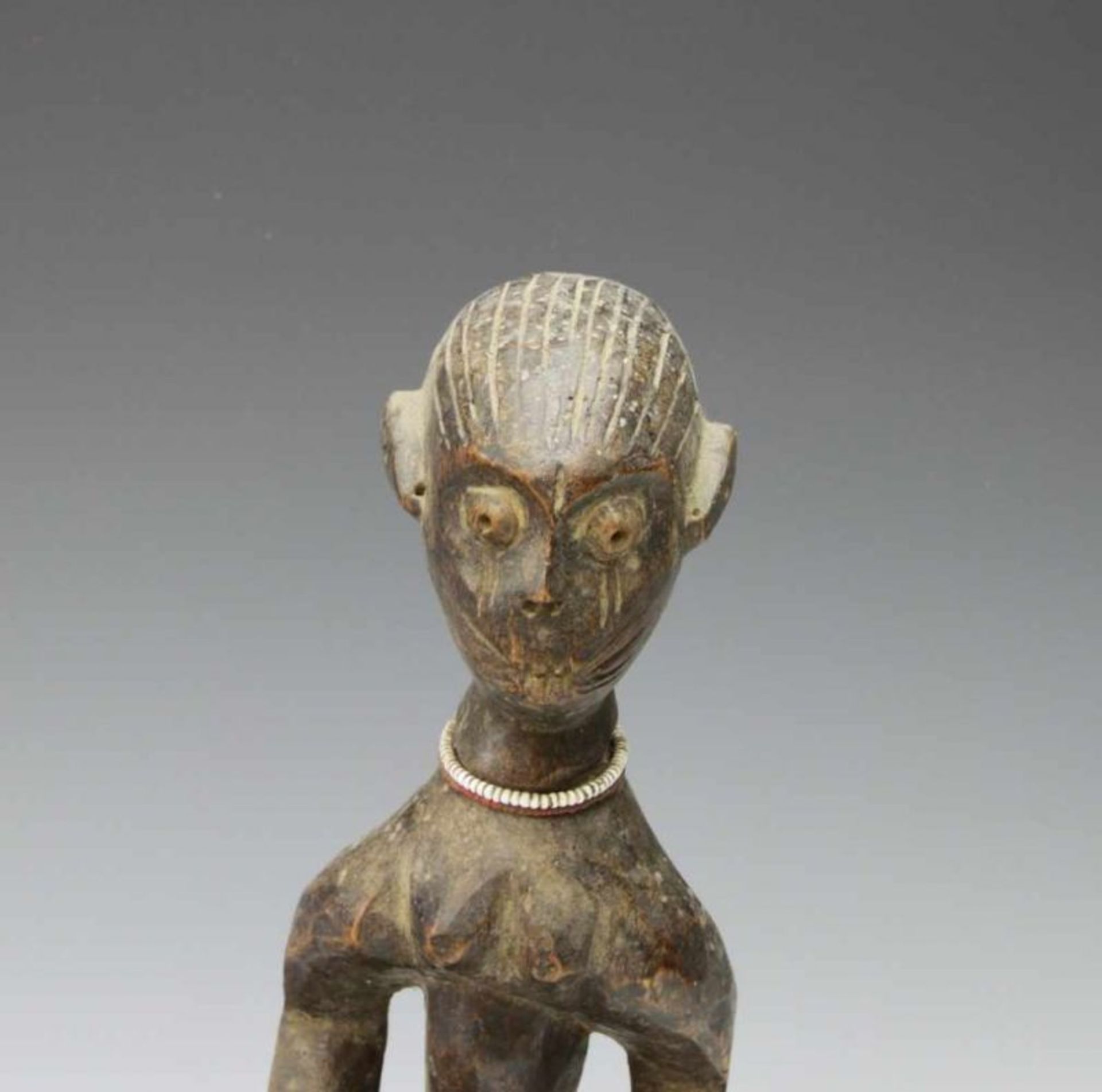 Yoruba, wooden Ifa dish and Nigeria, standing female figure (leg broken)w. 36 and h. 36 cm.; [2] - Bild 3 aus 3