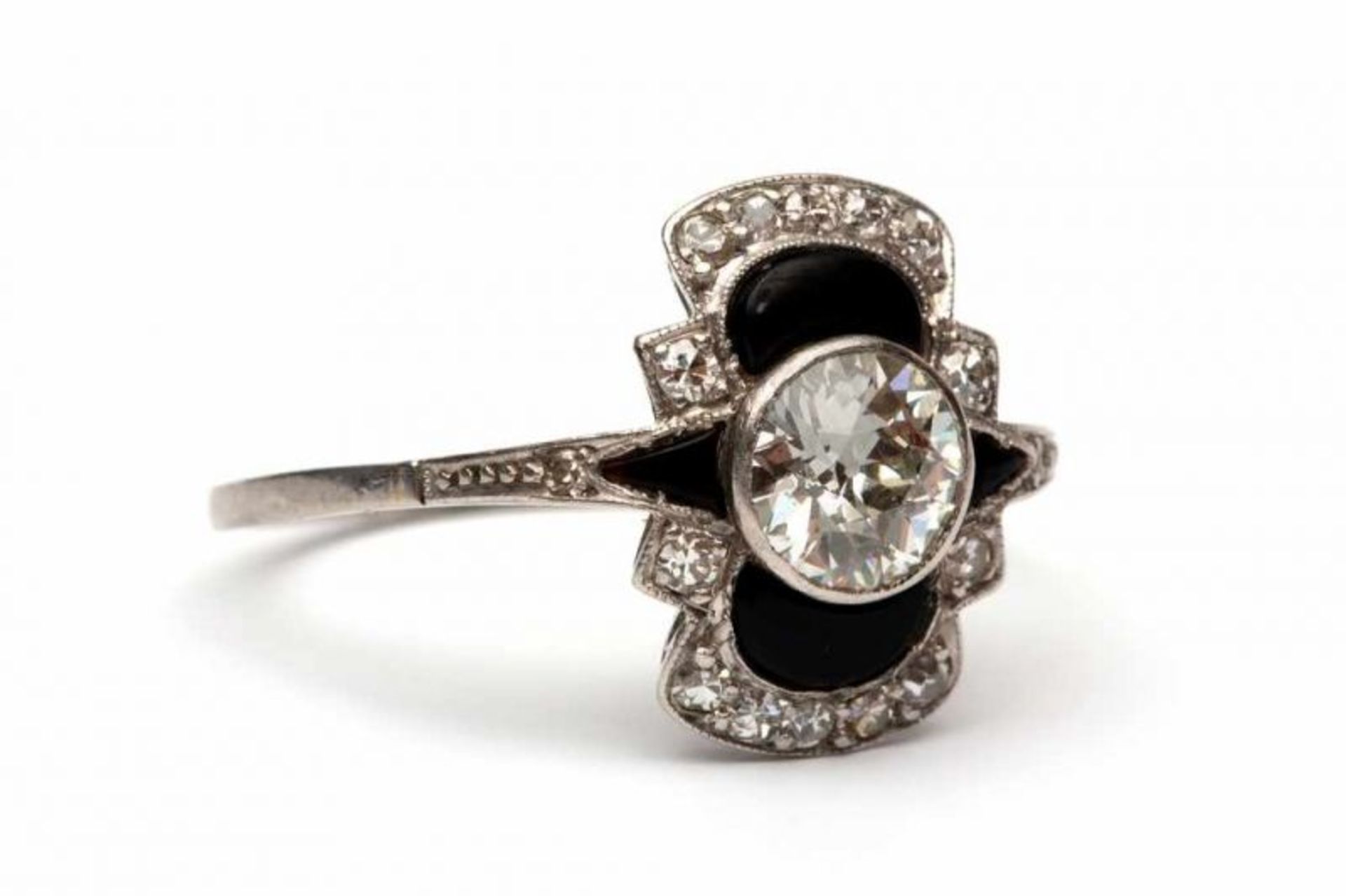 Platina ring, Art-Decoin het midden gezet met een oud slijpsel geslepen diamant, ca. 0.85crt. Kop
