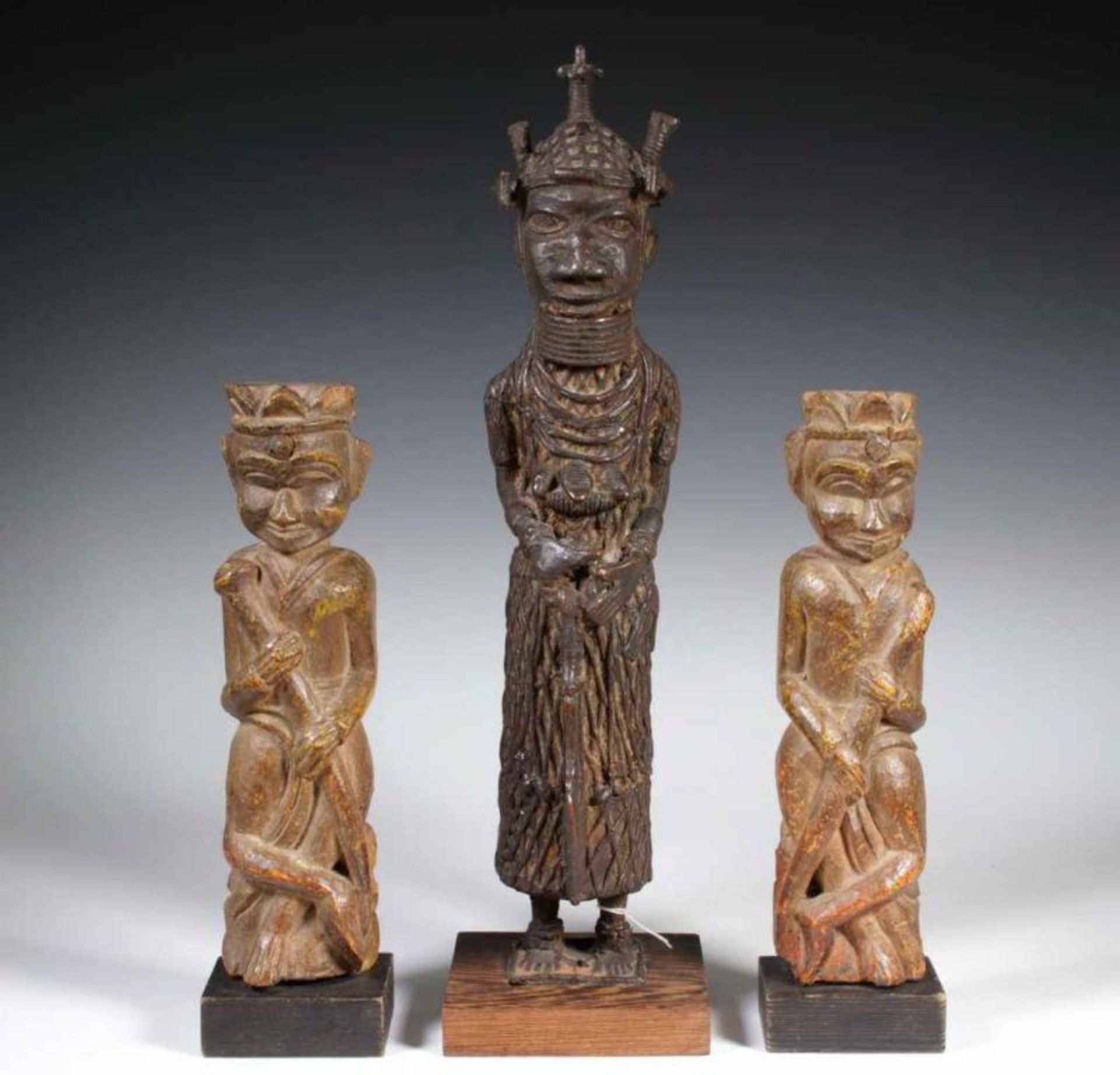 India, twee houten sculpturen, dienaren, en een Afrikaans, Benin, metalen beeld, Obal. 26,7, 27 en