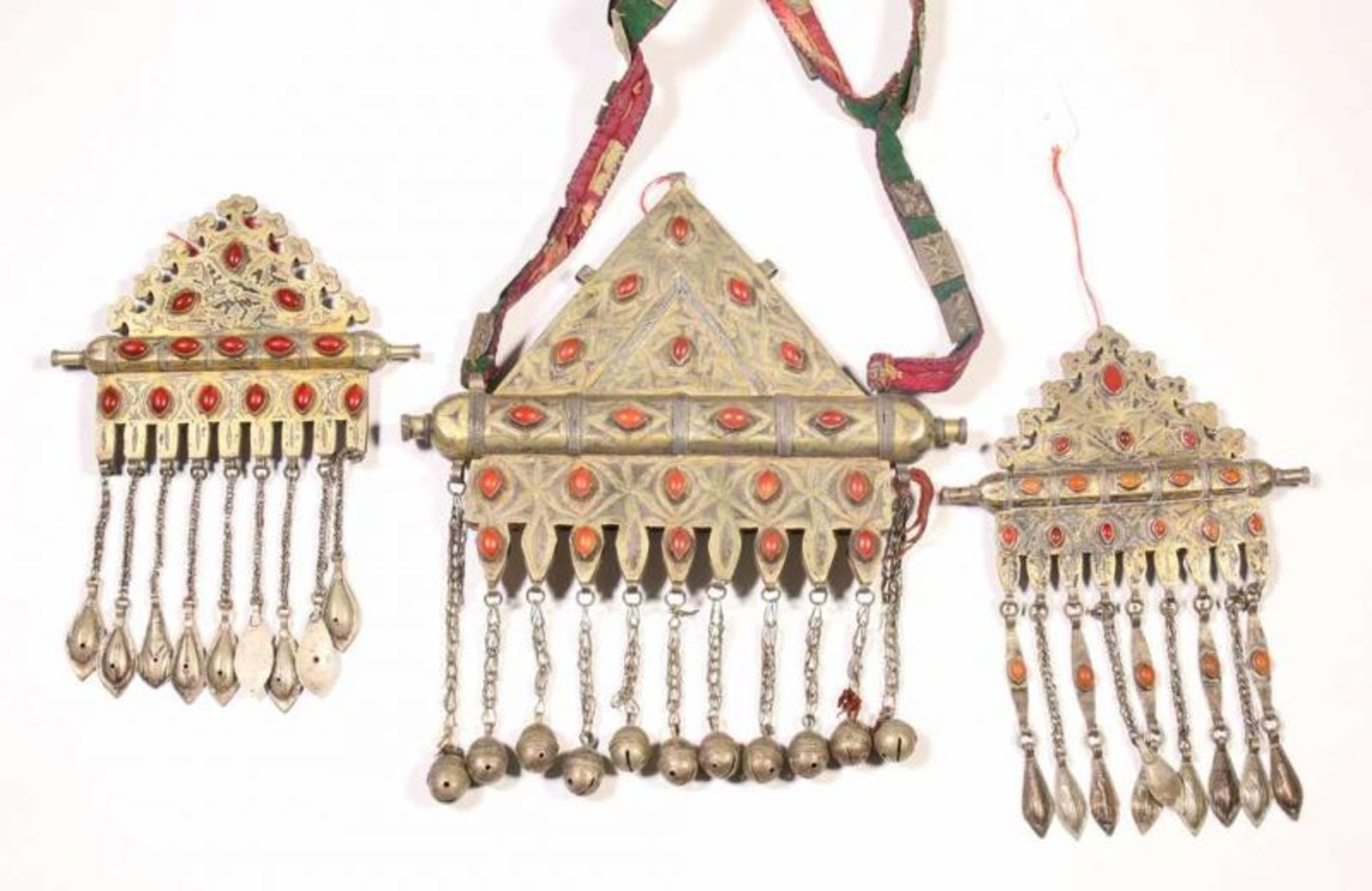 Turkmenistan, Teke, drie zilveren amulethouders voor vrouwen, tumar.Een grote tumar, zilver, deels
