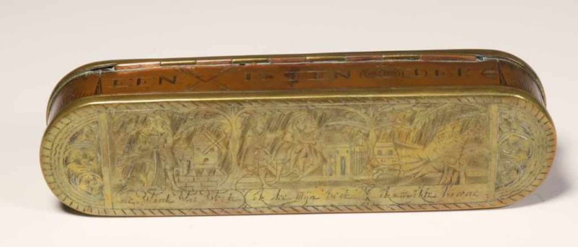 Langwerpige geel en roodkoperen tabaksdoos, 18e/19e eeuw,met 'ondeugende' gegraveerde voorstellingen - Bild 3 aus 5