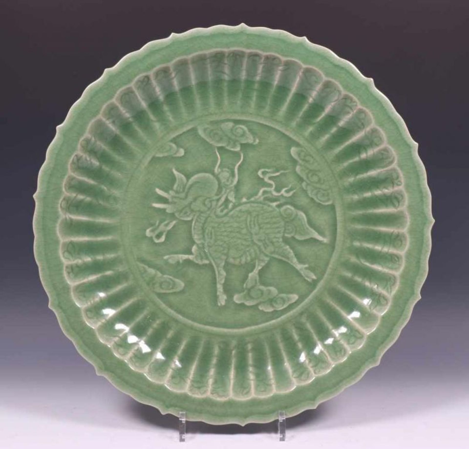 China, celadon schotel, 20e eeuw.Hierbij defecte dienschaal Qianlong; daim. 42 cm.; [2]180,00