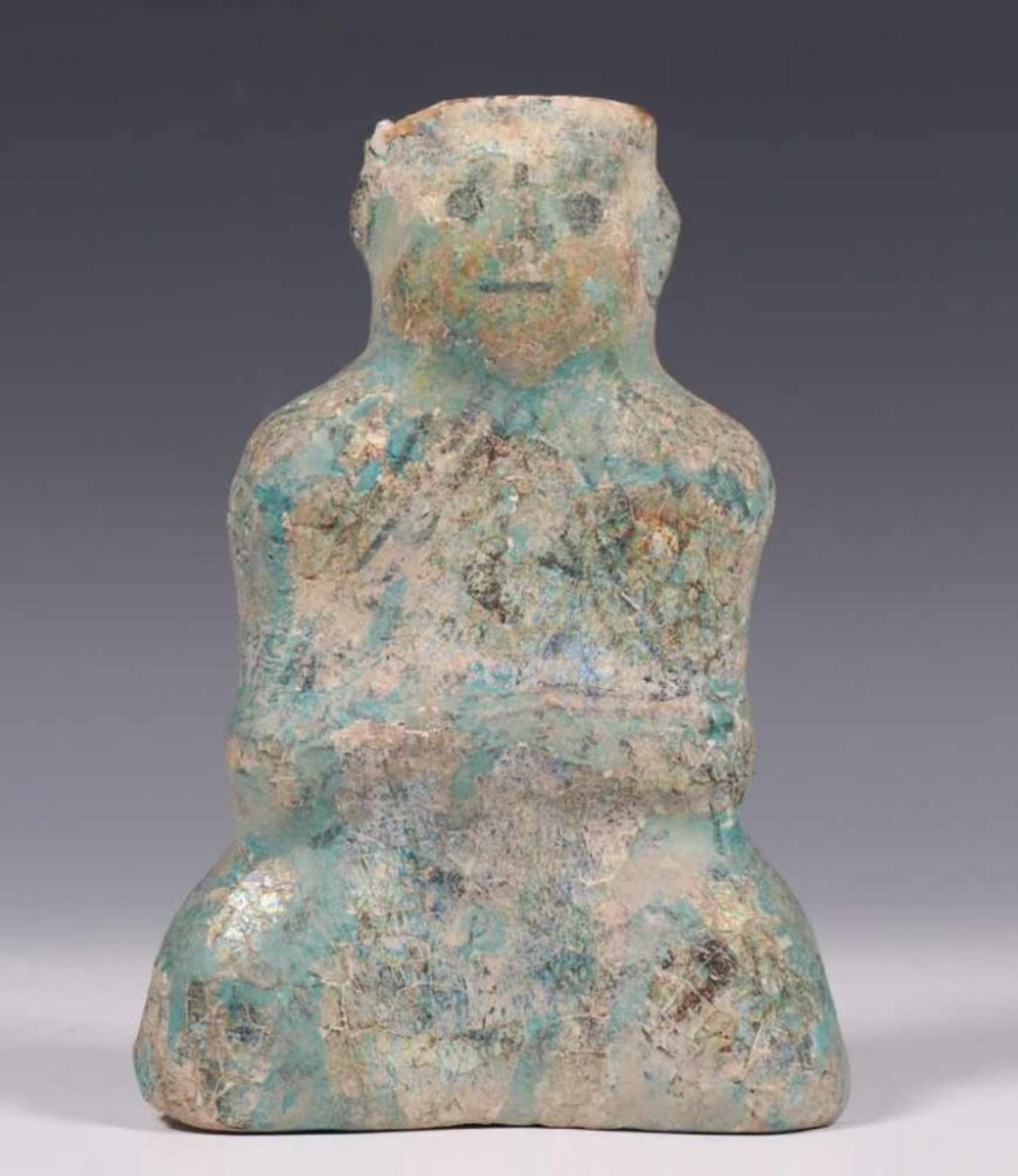 Perzië, fritware flacon, mogelijk 13e eeuw,met turkoois glazuur, in vorm van zittend figuur, met