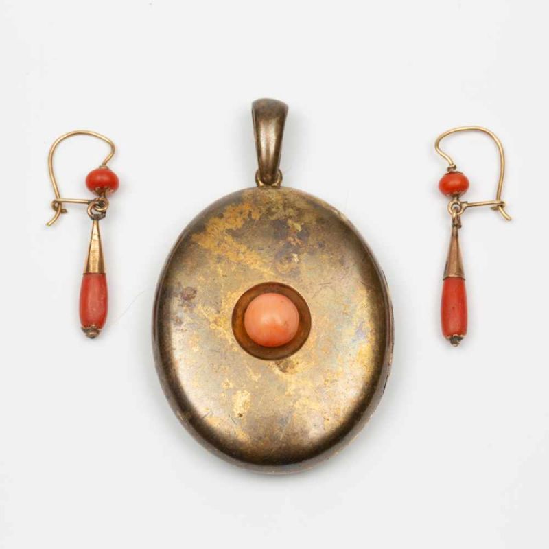 Paar 14krt. gouden oorhangers, 19e eeuw,ieder met een druppel van bloedkoraal gezet in een - Image 2 of 2