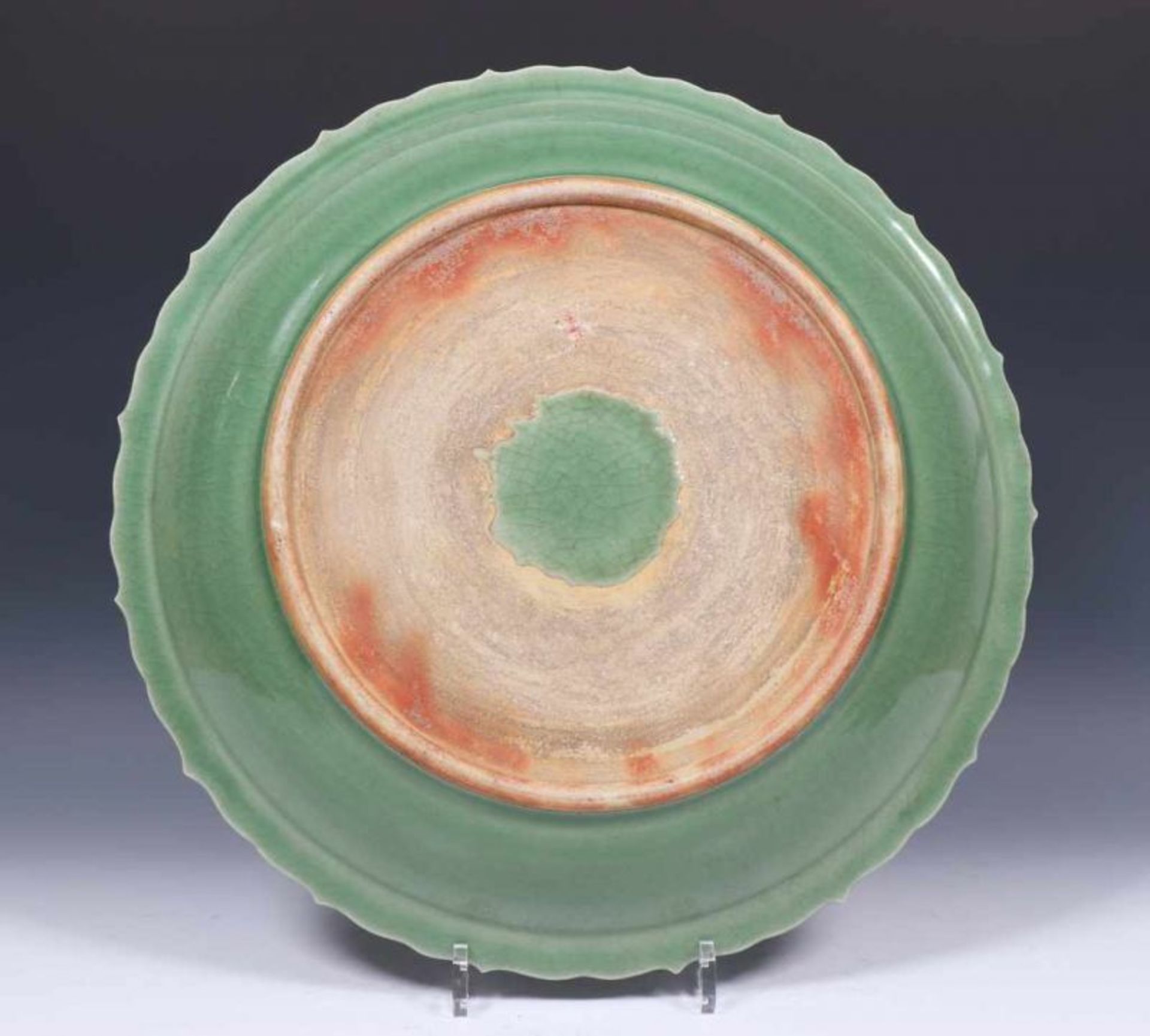 China, celadon schotel, 20e eeuw.Hierbij defecte dienschaal Qianlong; daim. 42 cm.; [2]180,00 - Bild 2 aus 3