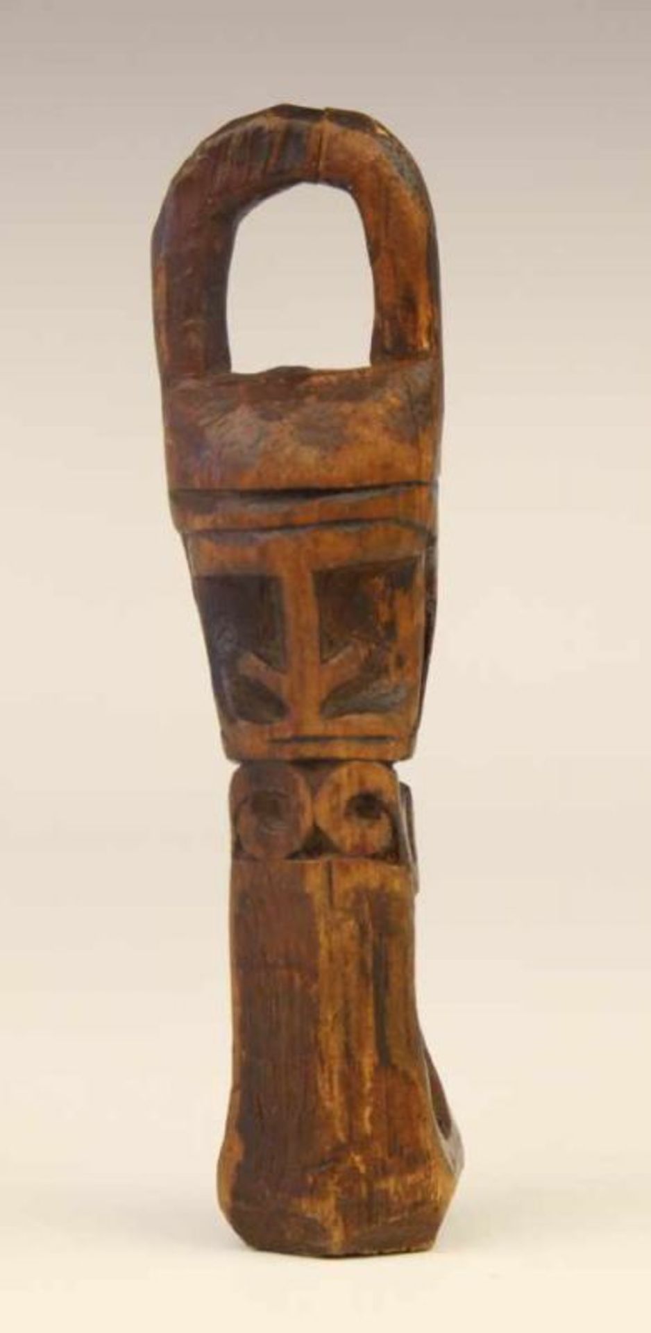 Papua Barat, Teluk Cenderawasih, wooden drum and Korwar amulet(cut from larger form). ; h. 56 en - Bild 2 aus 4