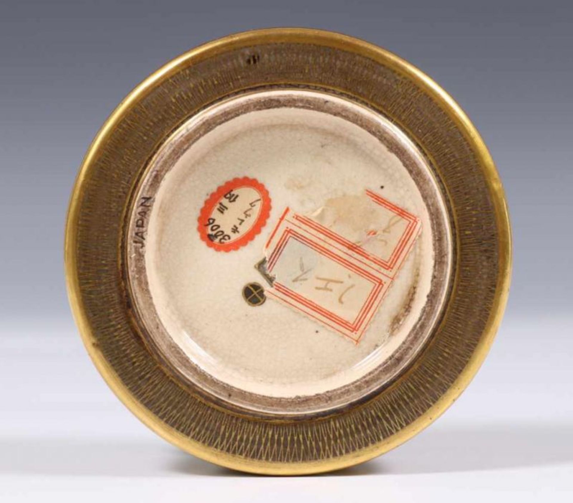 Japan, Satsuma dekseldoos, Meiji periode,met fijn geschilderd decor van gezelschap. Gemerkt met