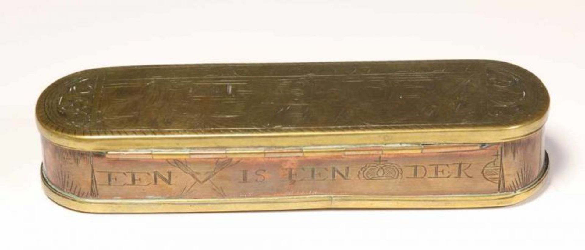 Langwerpige geel en roodkoperen tabaksdoos, 18e/19e eeuw,met 'ondeugende' gegraveerde voorstellingen - Bild 2 aus 5