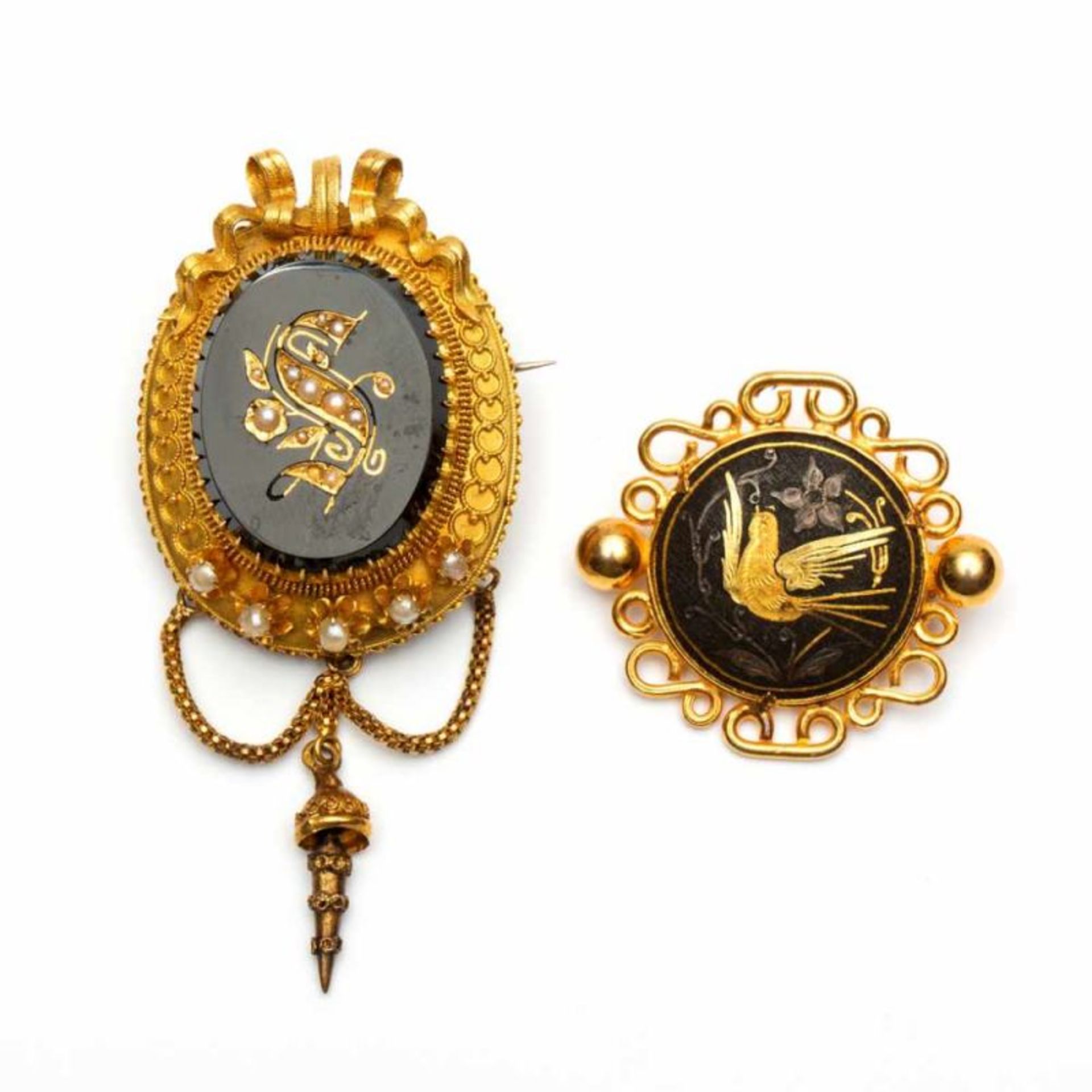 Twee 14krt. gouden broches, 19e eeuw,één ovaal, met in het midden een onyx, waarin een S-vorm, gezet