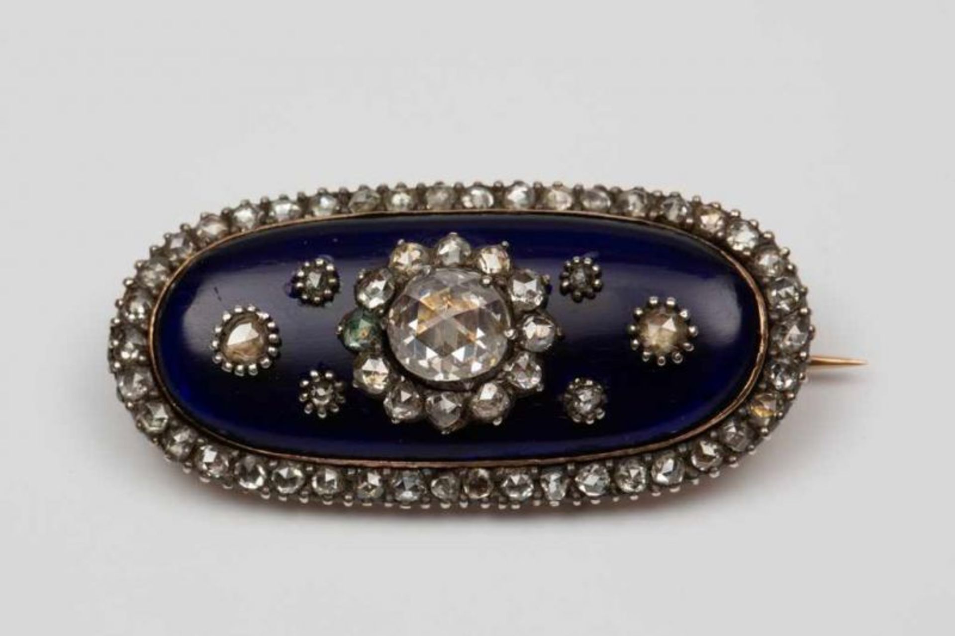 Roségouden ovale broche, begin 19e eeuw,met blauw emaille font, in het midden een roosdiamant, ca.