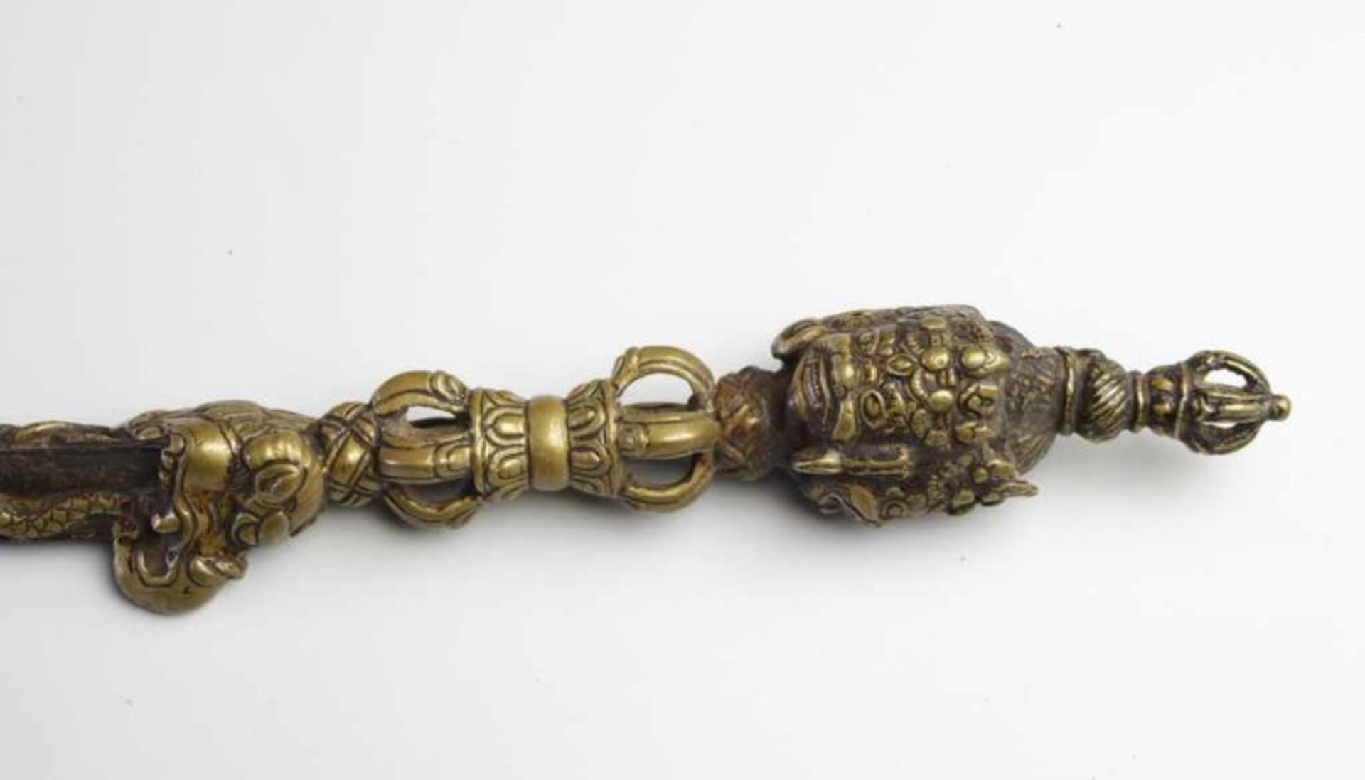 Tibet, rituele bronzen bijl en Tibet-Nepal, rituele dorje-dolk.Bijl met twee halve dorje's en - Bild 3 aus 5
