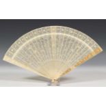 China, waaier,ajour benen (materiaal onduidelijk); l. 20 cm.; [1]250