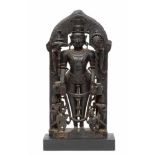 India, Pala Periode, Gujurat, zwart stenen stele van vierarmige Vishnu, 12e eeuw,met voorstelling