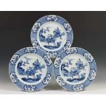 China, serie van drie blauw-wit porseleinen borden, 18e eeuw,met decor van drie jagers te paard,