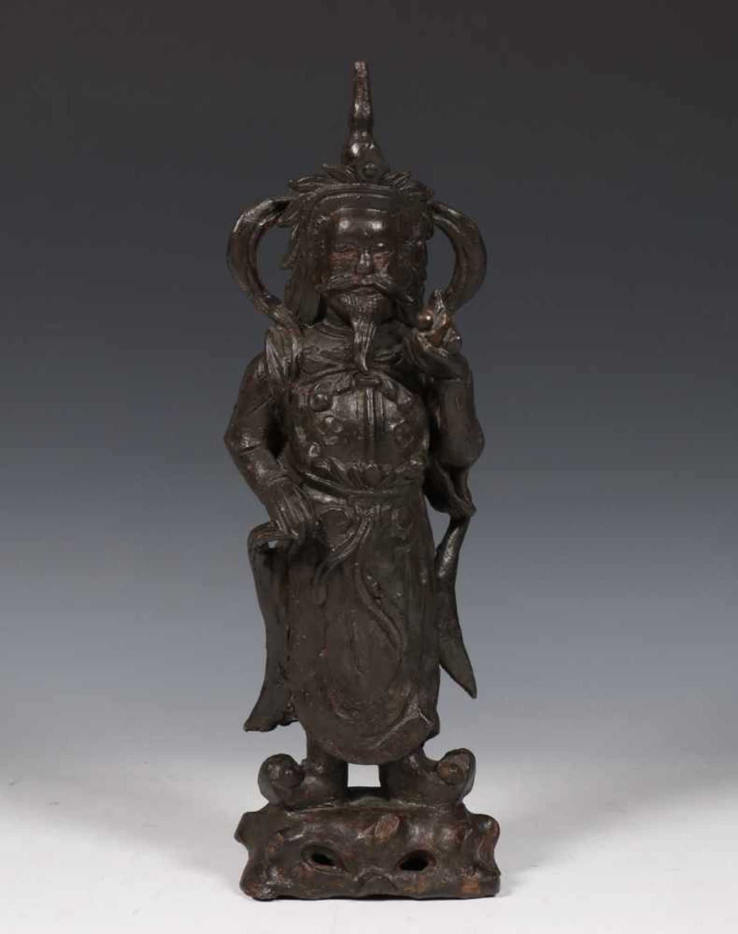 China, zwart gepatineerd bronzen sculptuur, Ming dynastie;Hemelwachter staande op rots; h. 32 cm.;