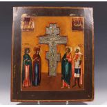 Rusland, ikoon met uitneembare koperen crucifix, 18e/19e eeuw,met aan beide zijde twee heiligen,
