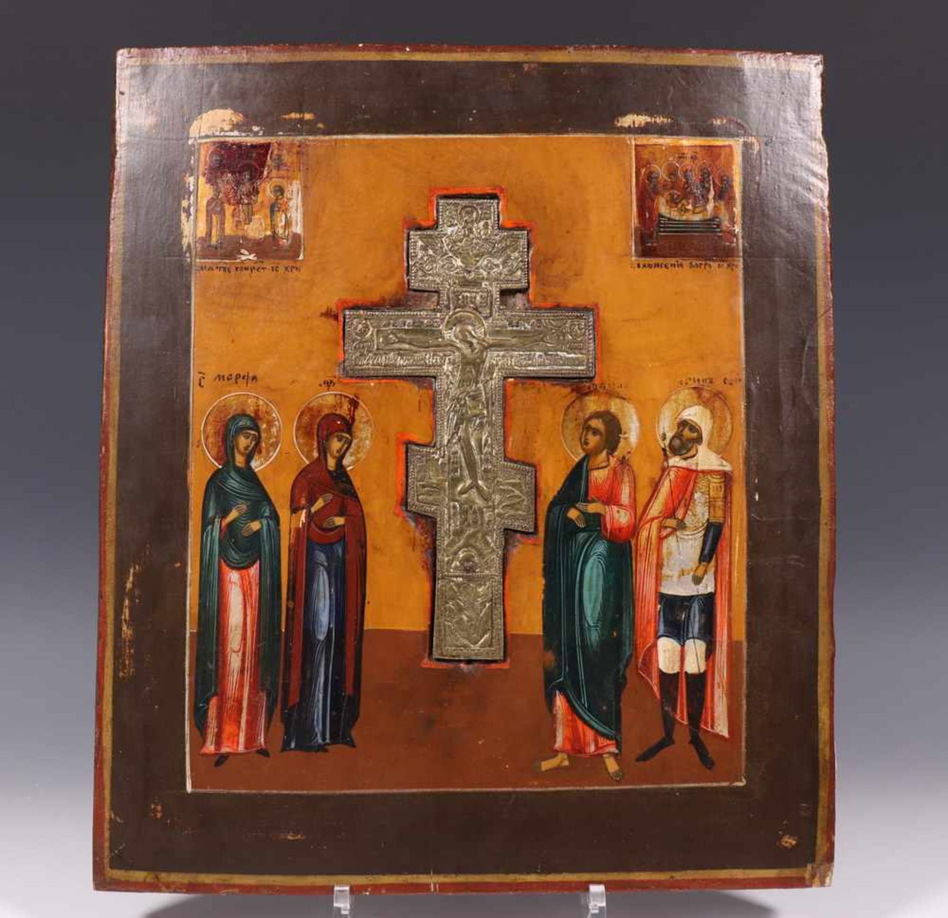 Rusland, ikoon met uitneembare koperen crucifix, 18e/19e eeuw,met aan beide zijde twee heiligen,