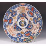 China, kapitale Imari Chine de Commande wapenschotel, vroeg 18e eeuw,met decor van familiewapen en