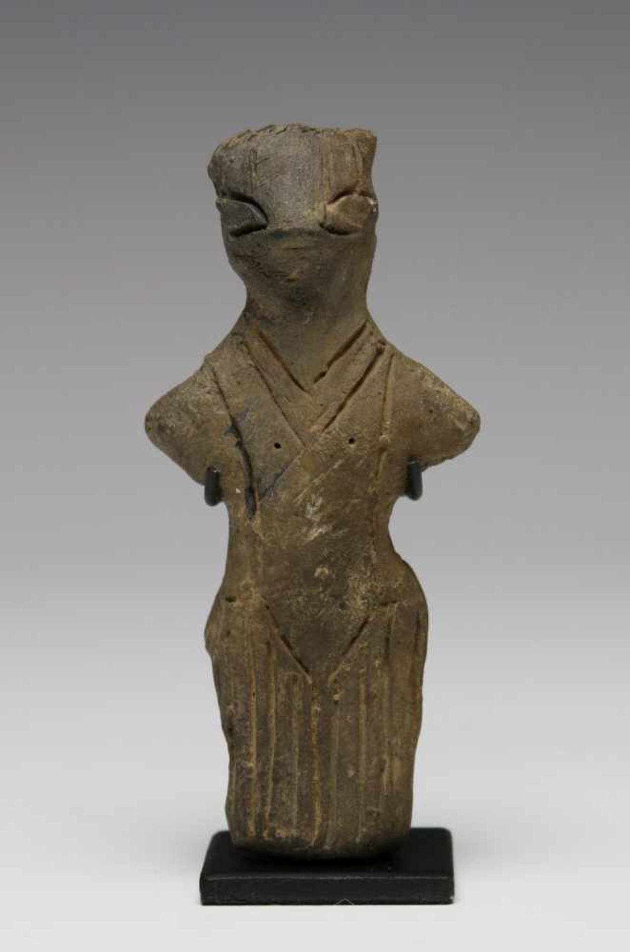 Middle Europe, Servia, Vinca culture, black-grey terracotta idol, ca. 5th-4th Mill BC,in the form of - Bild 5 aus 5