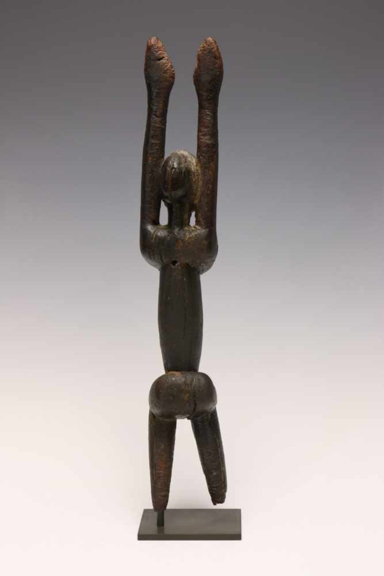 Dogon, standing antropomorphic figure,with raised arms and dark oily patina. Provenance, Steven de - Bild 5 aus 6