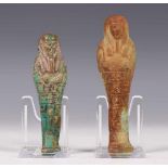 Egypte, twee Ushabtis, Late Periode.beide met hierochlieven, een met beschilderde. (kleine