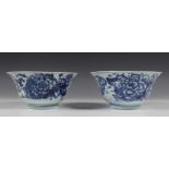 China, twee blauw-wit porseleinen kommen, Kangxi,met decor van pioenroos en vlinders. Gemerkt met