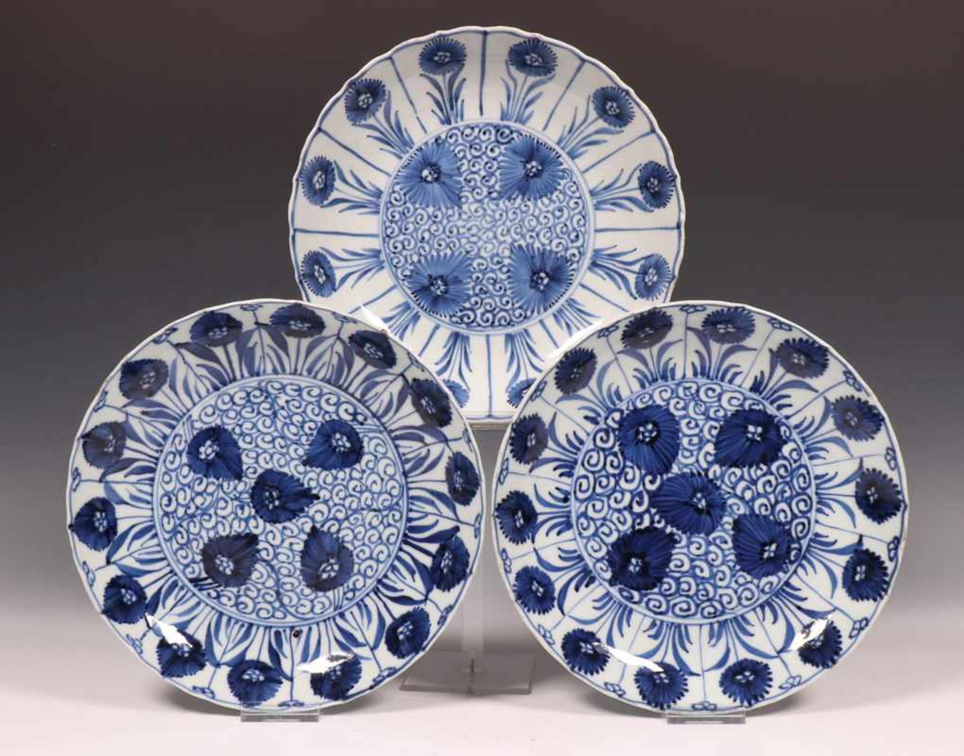 China, blauw-wit porseleinen schotel en drie borden, Kangxi,met decor van zeeegel en asters in