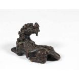 China, bronzen sculptuur van Kylin, 19e eeuwmet een zadel waarop florale motieven; l. 7 cm.; 1400