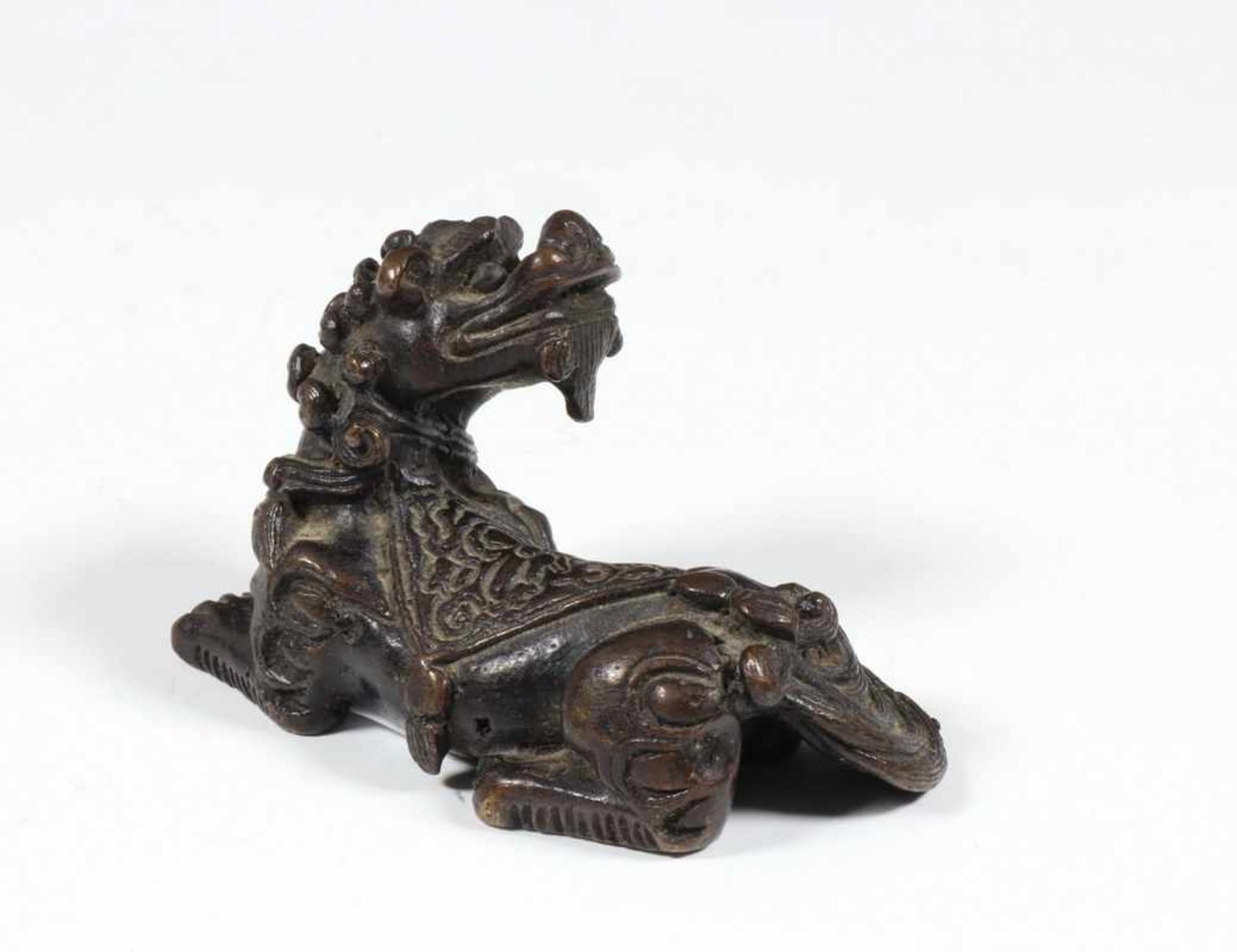 China, bronzen sculptuur van Kylin, 19e eeuwmet een zadel waarop florale motieven; l. 7 cm.; 1400