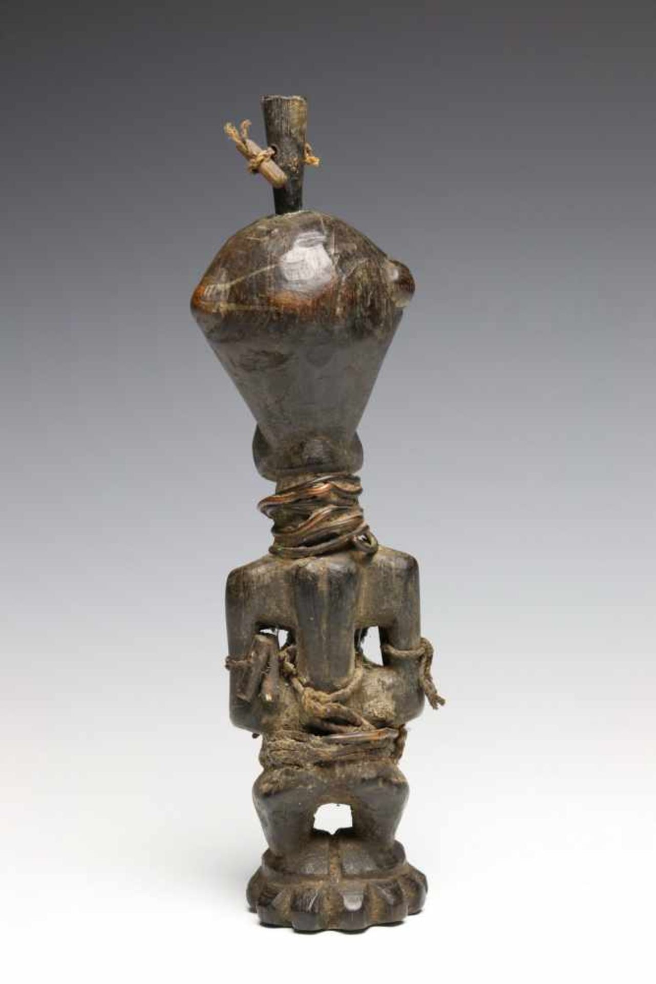 DRC., Songhe, small power figure,with horn, copper threads, animal skin and black offering - Bild 2 aus 4
