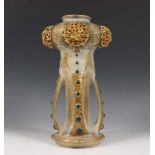 Royal Amfora, porseleinen vaas, Jugendstil,de stam met vier gebogen ribben, bloemen en-relief rond