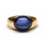 Gouden ring, ca. 1930,met ovale cabochon geslepen doublet; synthetische saffier en kwarts; Bruto 8.5