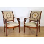 Paar mahoniehouten fauteuils, Empire,met gestoken kariatiden op de voorpoten; [2]; 1700