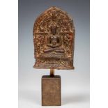 Tibet, aardewerk votief amulet Tsha-Tsha, 15e eeuw; h 12,5 cm; Herkomst: Collectie Cserno,