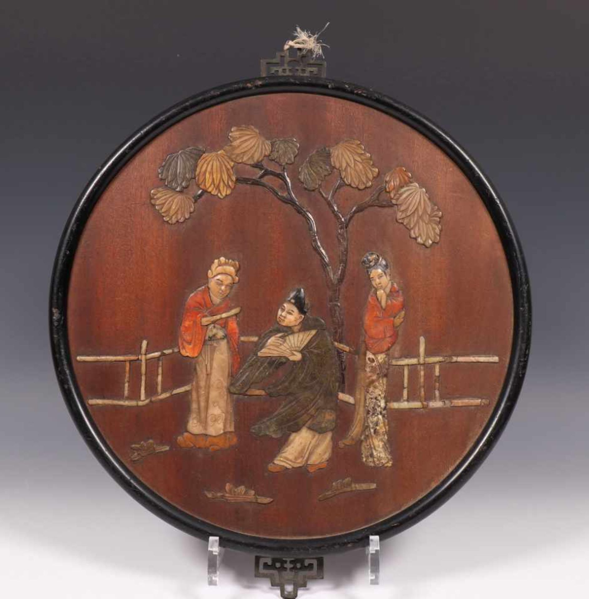 China, paar ronde houten panelen, ingelegd met speksteen, ca. 1900diam. 32 cm.; [1]150 - Image 3 of 5