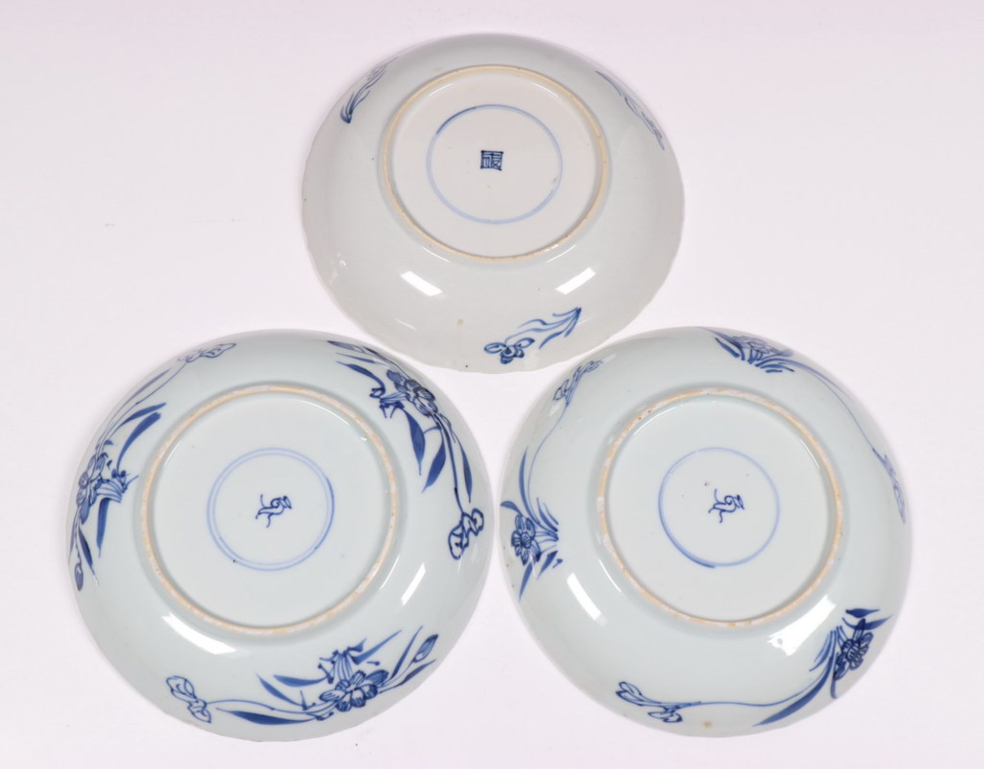 China, blauw-wit porseleinen schotel en drie borden, Kangxi,met decor van zeeegel en asters in - Bild 3 aus 7