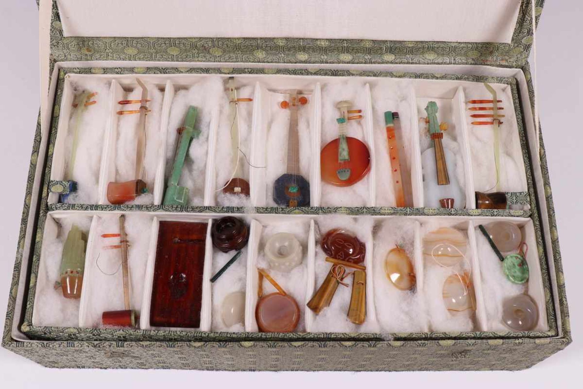 China, set van 24 miniatuur traditionele muziekinstrumentenvervaardigd van jade, agaat en lapis.