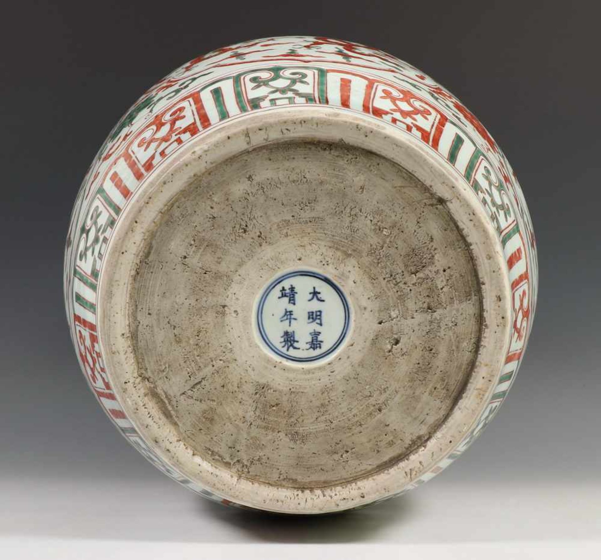 China, porseleinen pot in Ming stijl,met ijzerrood en verte decor van vier madaillons waarin twee - Bild 4 aus 4