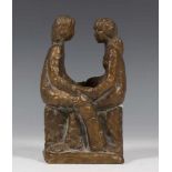 Julia van Verschuer (geb. 1926), bronzen sculptuur;'Broer en zus'. Gesigneerd op etiket op de