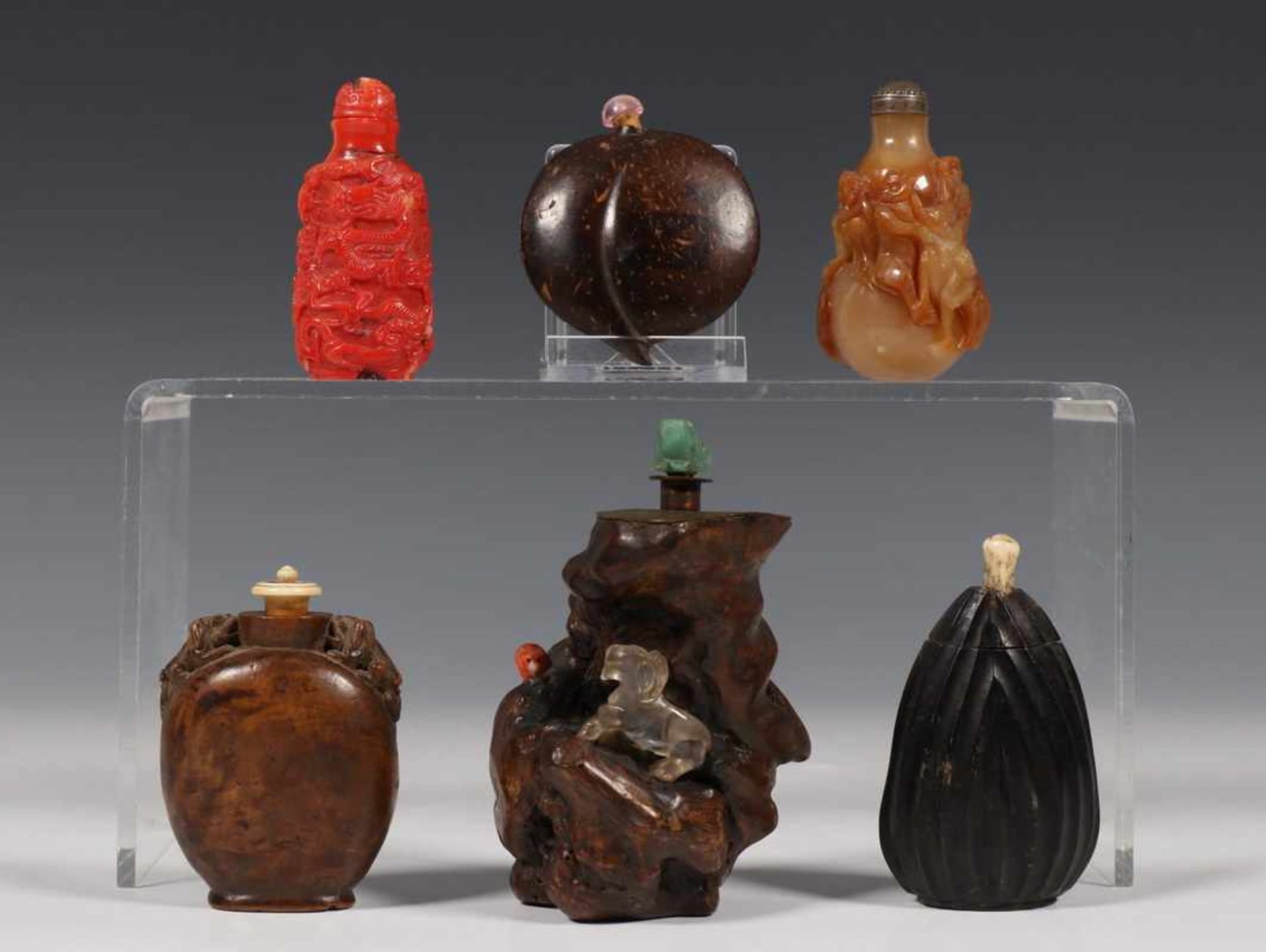 China, zes snuifflesjes, 19e/20e eeuww.o. van wortelhout met applique van bergkristal; 6250