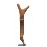 Mali, Dogon, construction pole, toguna.decorated with two breasts; h. 166,5 cm.; Uit een Amsterdamse