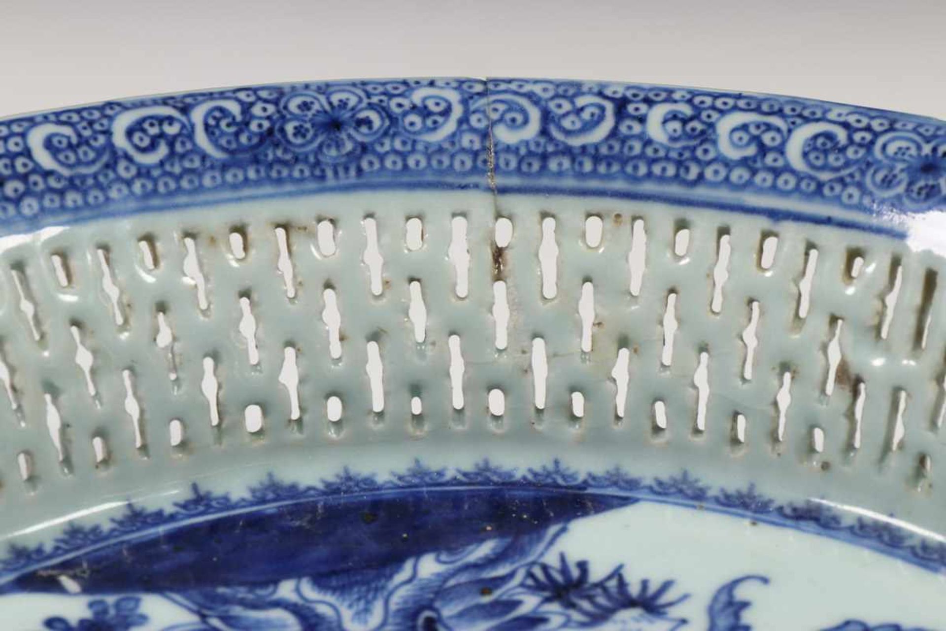 China, blauw-wit porseleinen mandvormige schaal, Qianlong,met gebogen ajour rand en twee oren, het - Bild 4 aus 4