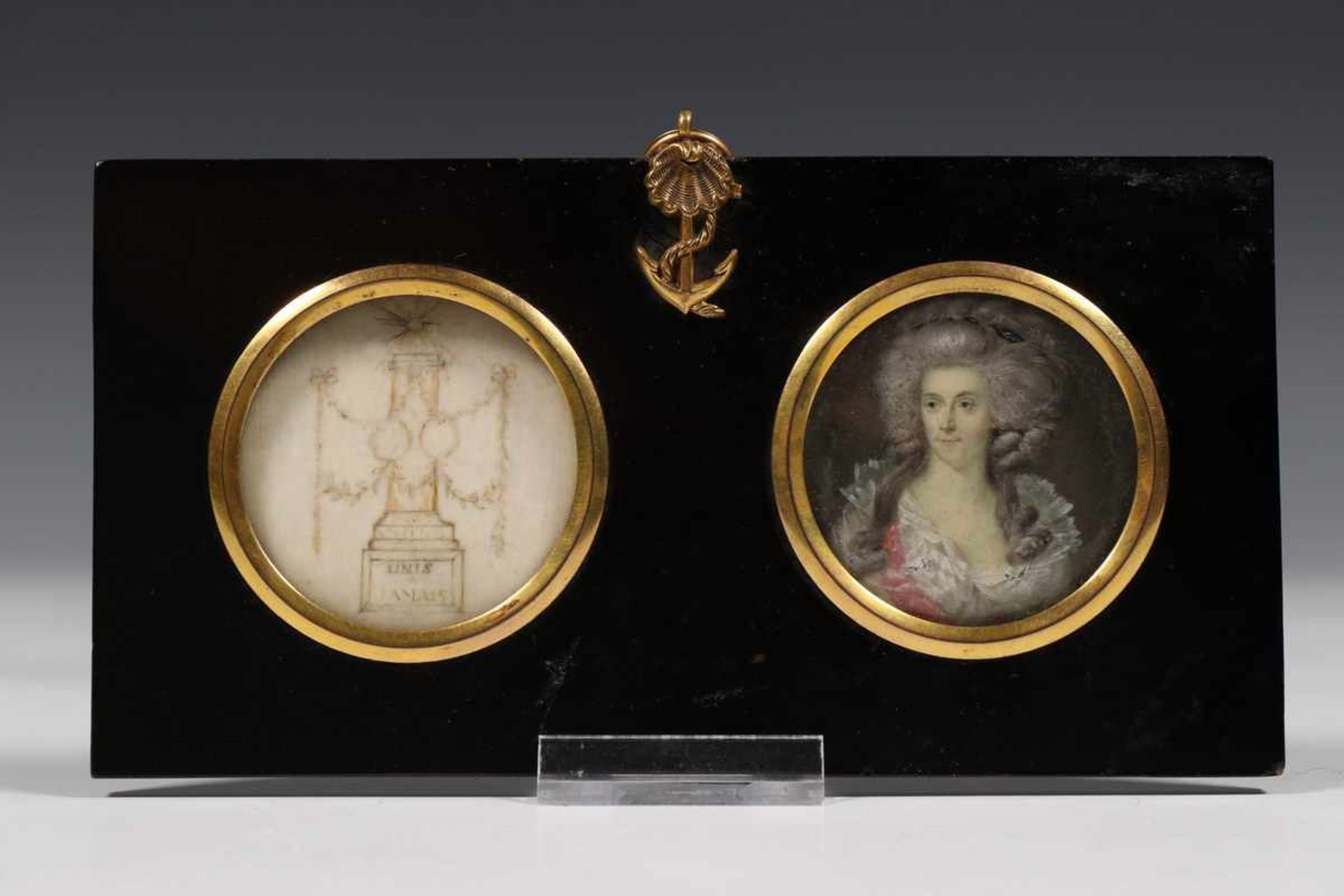Twee ronde miniaturen op ivoor, eind 18e eeuw;Dame met pruik/Grafzerk Unis Jamais. In één lijst; 9 x