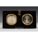 Twee ronde miniaturen op ivoor, eind 18e eeuw;Dame met pruik/Grafzerk Unis Jamais. In één lijst; 9 x