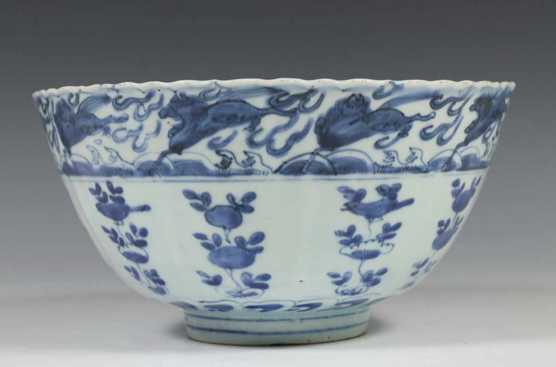 China, blauw-wit porseleinen kom, Transitional,met decor van bergmeer in plat, de buitenrand met - Bild 3 aus 4