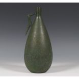 Japan, groen gepatineerde buidelvormige bronzen vaas, Gesigneerd zegelmerk Saburo Aso,met handvat in